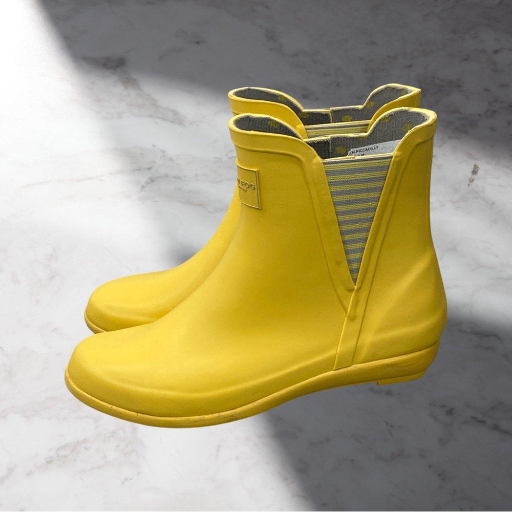 Women’s size 6 London Fog Piccadilly Rain boot (Yellow)